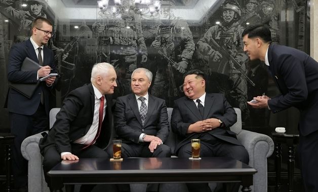 김정은, 러 하원의원·국방장관과 파병군 위훈 기념관 방문