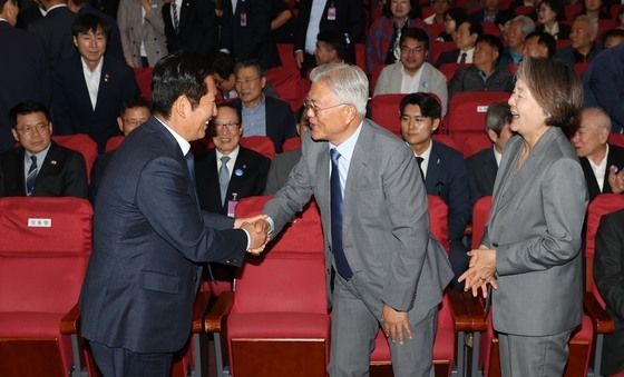 정청래 대표와 인사 나누는 문재인 전 대통령