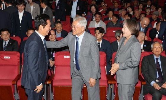 정청래 대표와 인사 나누는 문재인 전 대통령