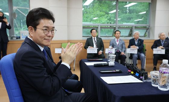 참석자 소개듣는 정원오 후보