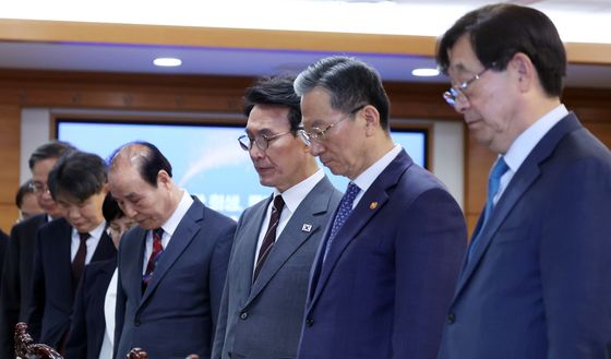 묵념하는 김민석 총리