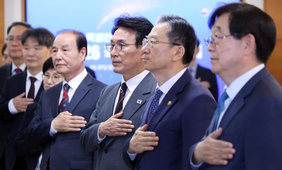 국기에 대한 경례하는 국가보훈위원회