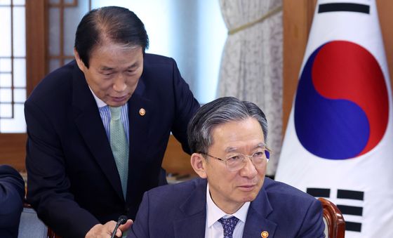 인사하는 정성호·권오을