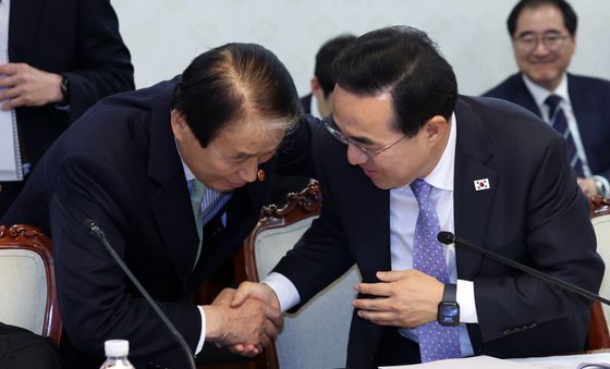 인사하는 박홍근·권오을 장관