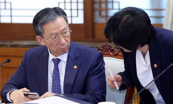 인사하는 정성호·원민경