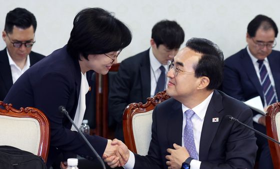 인사하는 박홍근·원민경 장관