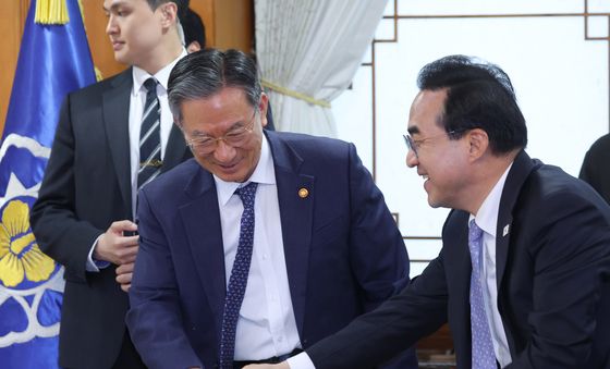 인사하는 박홍근·장성호 장관