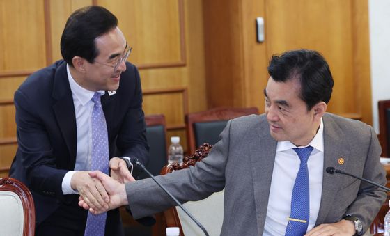 인사하는 박홍근·안규백 장관