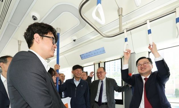 이장우 시장, 신교통 3칸 굴절차량 점검