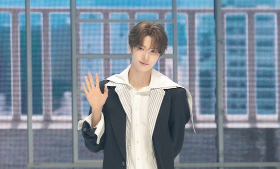 포즈 취하는 투어스 영재