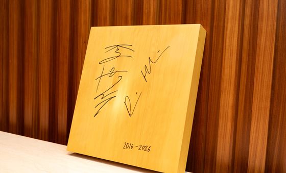 허사비스 CEO, 李대통령에 알파고 대국 10주년 기념 바둑판 선물