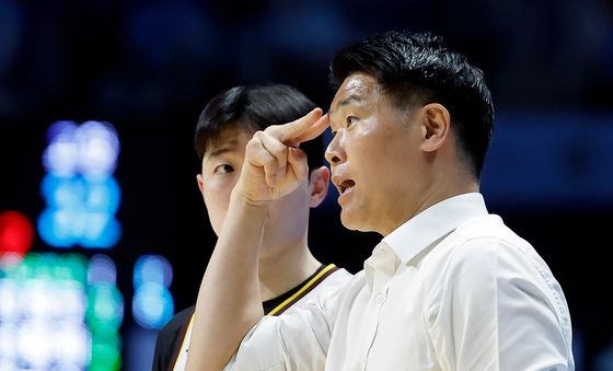 작전 지시하는 조상현 감독