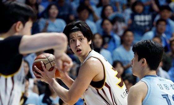 패스할 곳 찾는 타마요