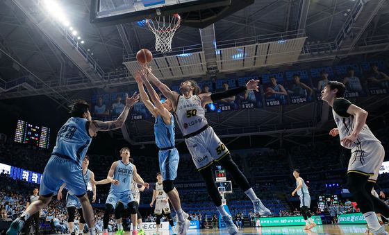 치열한 골밑 승부