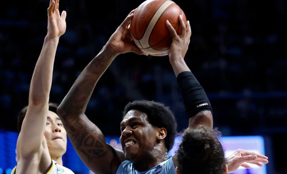 네이던 나이트 '다 비켜'