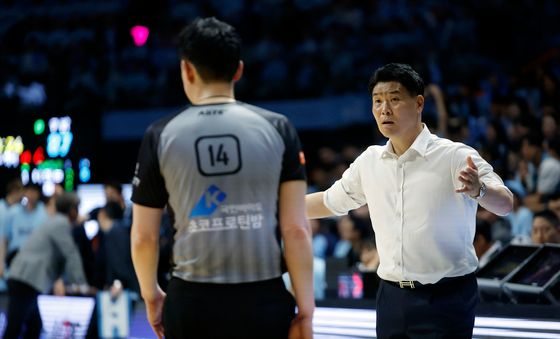 테크니컬 파울 의문 제기하는 조상현 감독