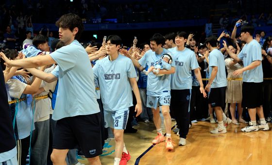 팬들과 함께 챔프전 진출 기쁨 나누는 고양 소노 선수단