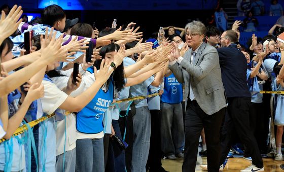 팬들과 기쁨 나누는 손창환 감독