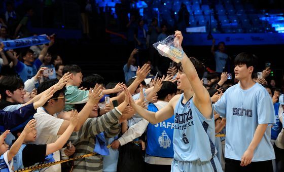 팬들과 기쁨 나누는 이정현