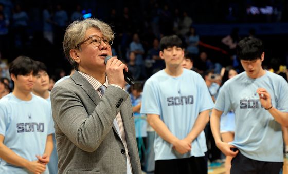 감사 인사하는 손창환 감독