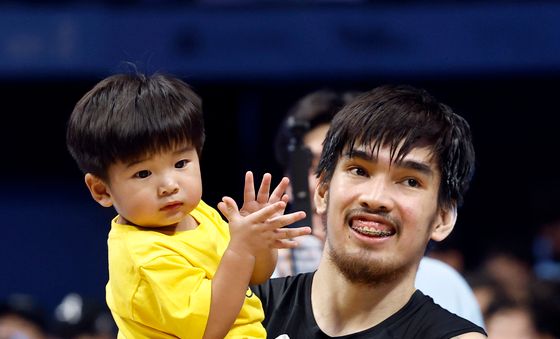 자녀와 함께 기쁨 나누는 케빈 켐바오