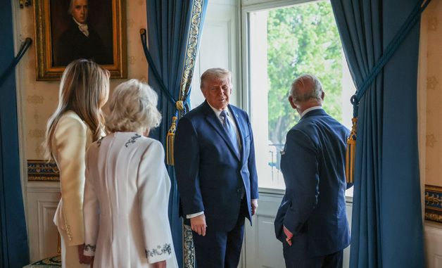[포토]찰스 3세 英국왕 부부와 환담하는 트럼프 美대통령