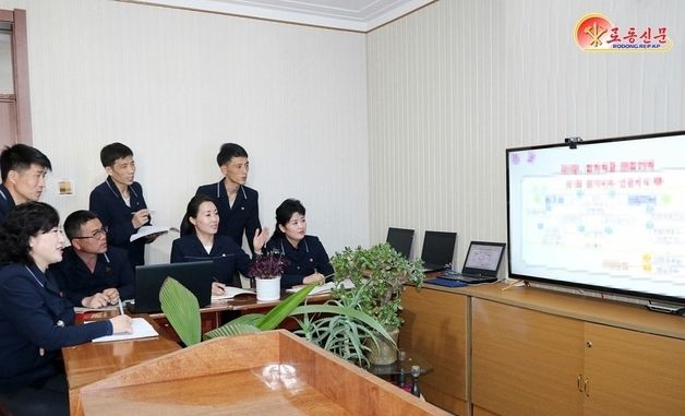 北 신의주시 교원재교육강습소…농촌 교육 개선 토론