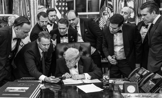 총격 사건 용의자 모습 CCTV 확인하는 트럼프