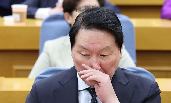 생각 잠긴 최태원 회장