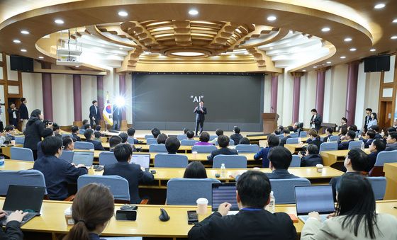 최태원 'AI 패권 경쟁 속 성장 전략'