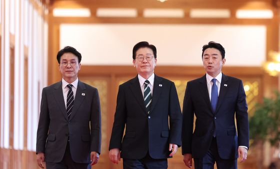 국무회의 참석하는 이재명 대통령