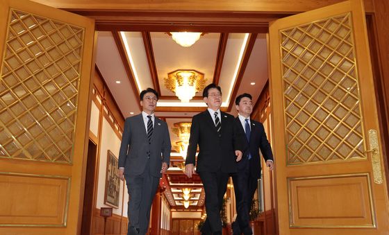 국무회의 입장하는 이재명 대통령