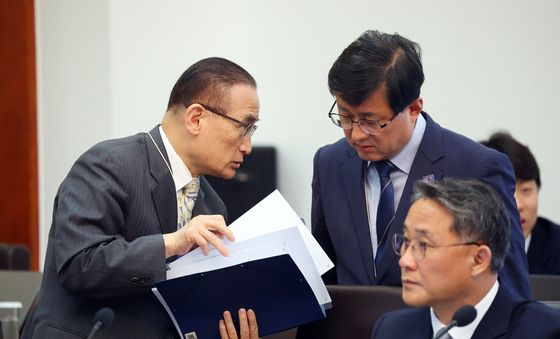 대화 나누는 김성환 장관·위성락 안보실장