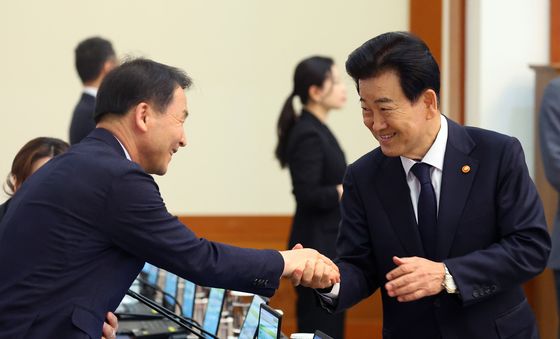 인사 나누는 정동영 장관·김현종 차장