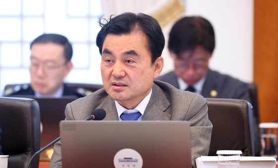 이재명 대통령 질문에 답변하는 안규백 장관