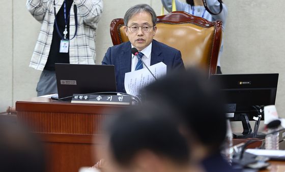 회의 주재하는 송기헌 위원장