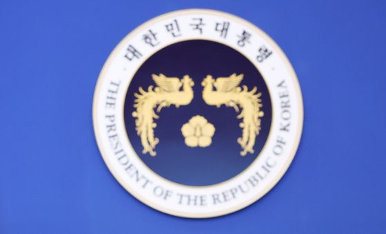 자료 살펴보는 이재명 대통령