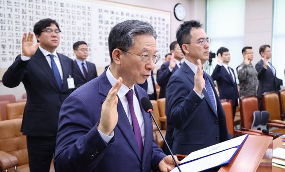 국회 '조작기소 국정특위', 선서하는 정성호·김성태