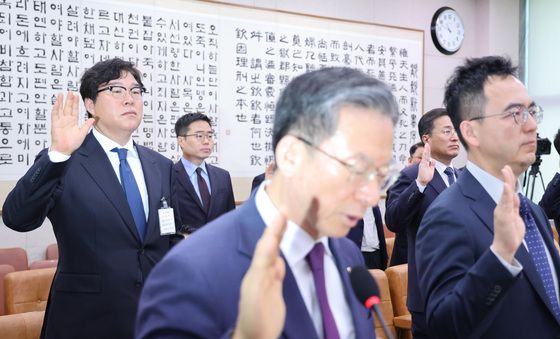 증인 선서하는 김성태