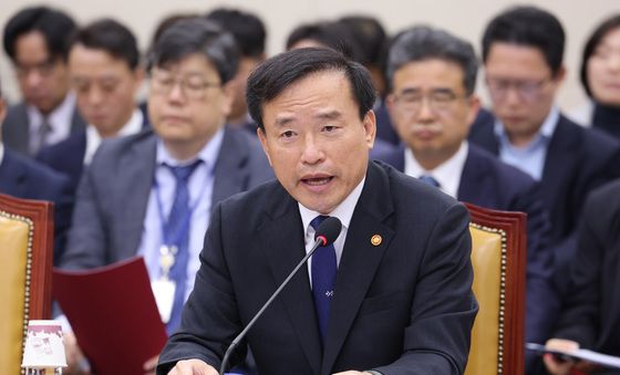 답변하는 김종철 위원장