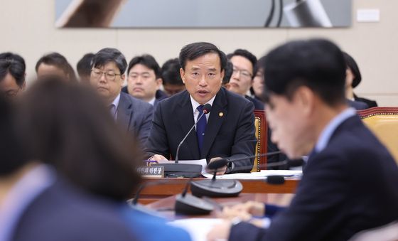 의원 질의 답변하는 김종철 방미통위 위원장