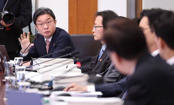 답변하는 이억원 금융위원장