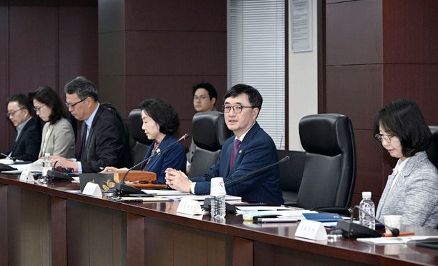 복권위원회 전체회의 주재하는 임기근 차관