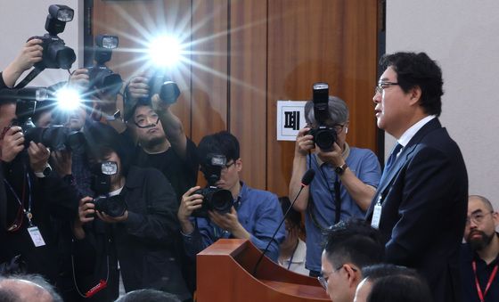 의원 질의 답변하는 김성태 전 쌍방울 회장