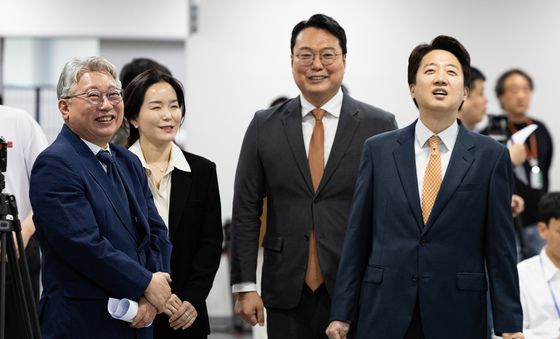 개혁신당 지도부와 미소 짓는 조응천 전 의원