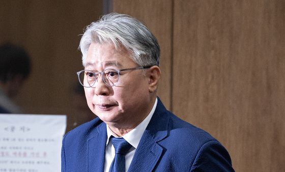 경기지사 출마선언 기자회견 들어서는 조응천 전 의원