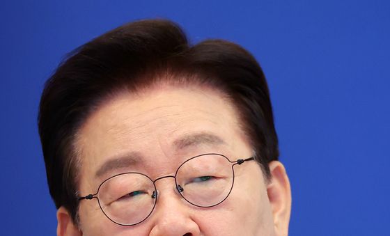 발언 경청하는 이재명 대통령