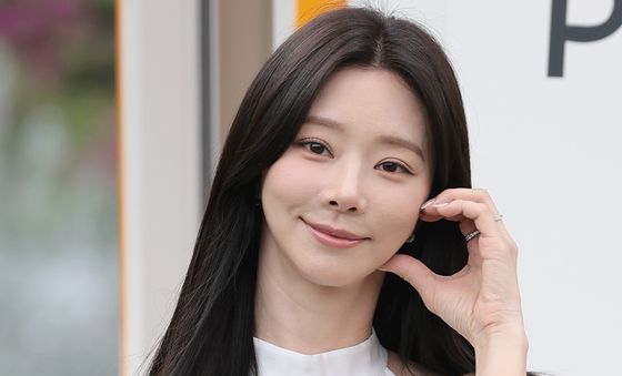 이주빈, 향기로운 볼 하트