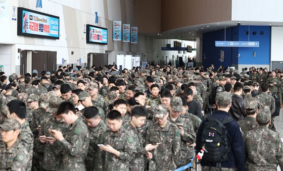 취업박람회 기다리는 국군 장병들