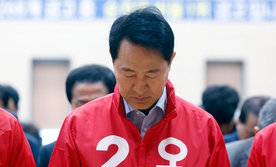 묵념하는 오세훈 후보